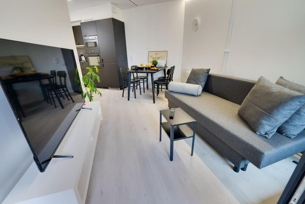 Best Location In Tampere! Modern City Apartment, 2Rooms, Kitchen And Balcony エクステリア 写真